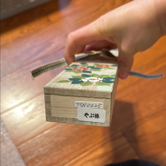 CAMELLIA CHOPSTICK REST SET - Picture 9 of 10